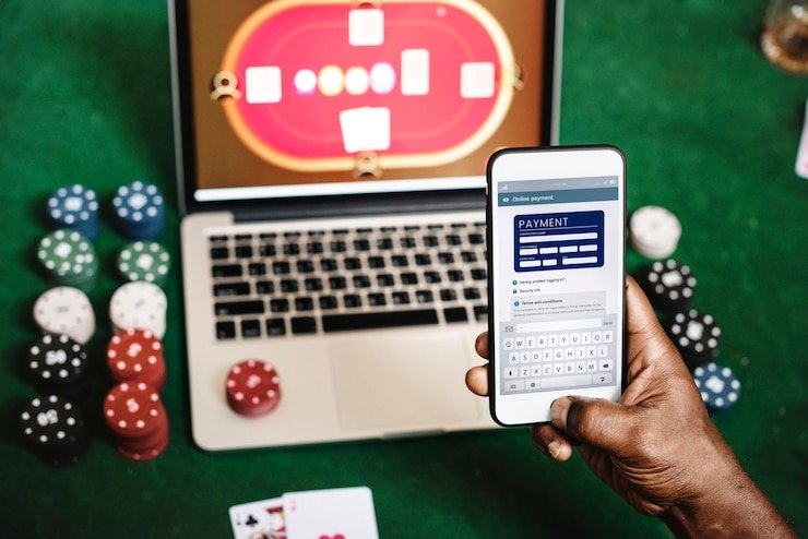 Dealer kingdom188 menampilkan kartu Teen Patti di meja live dengan lighting profesional