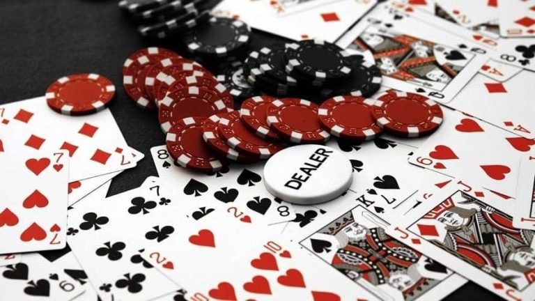 Meja Lightning Baccarat kingdom188 dengan dealer profesional dan tampilan kartu real-time
